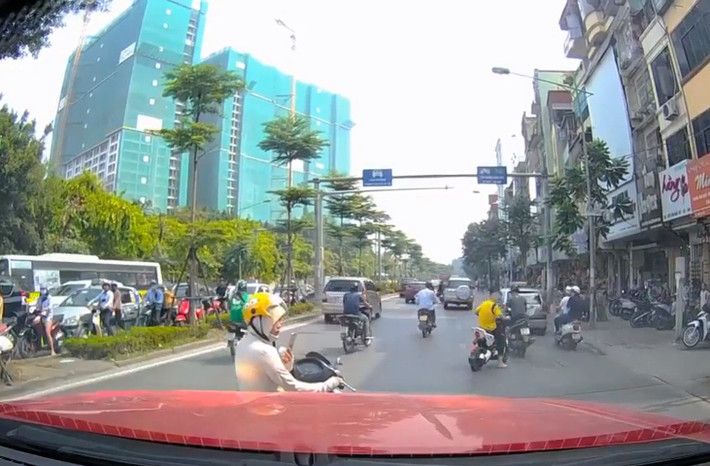 Người phụ nữ đang lưu thông trên đường đột nhiên dừng lại nói chuyện điện thoại khiến giao thông bị ùn tắc