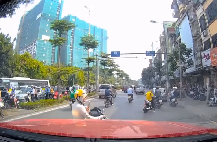 Người phụ nữ đang lưu thông trên đường đột nhiên dừng lại nói chuyện điện thoại khiến giao thông bị ùn tắc