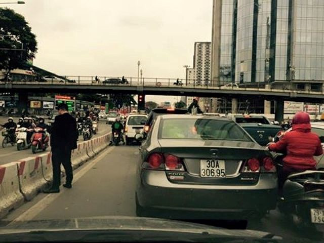 Các bức ảnh cho thấy một người đàn ông mặc vest đen bảnh bao, lái xe ô tô Honda Civic thản nhiên dừng xe rồi thoải mái đi vệ sinh vào dải phân cách giữa đường ngay giữa ban ngày. Thời điểm đó có khá nhiều xe cô đi lại. Ngay bên cạnh là chiếc xế hộp vẫn đang im lìm đứng đợi chủ nhân “giải quyết nỗi buồn”