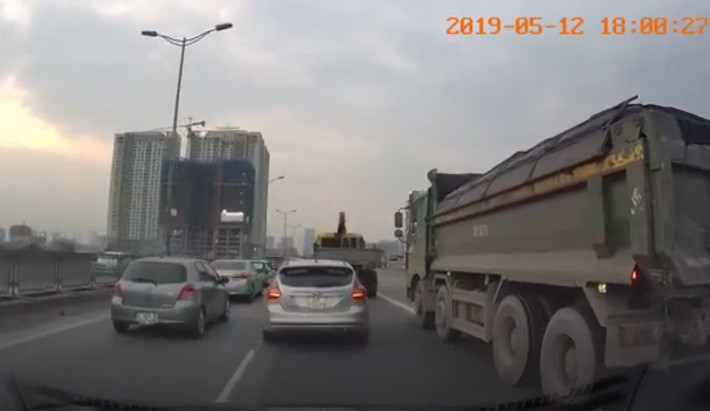 Một vụ việc khác xảy ra trên tuyến đường vành đai 3 trên cao, đoạn qua Phạm Hùng (Hà Nội) và được camera hành trình trên một xe ghi lại. Đoàn xe dài nối đuôi nhau di chuyển rất chậm, khiến nhiều người tưởng rằng phía trước xảy ra sự cố gì