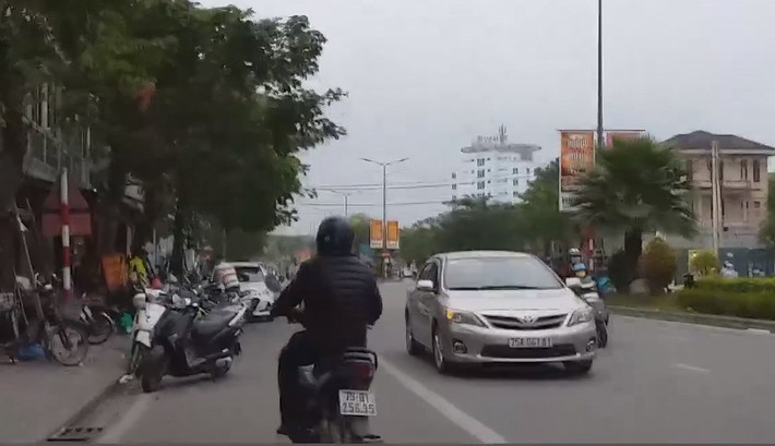 Người đàn ông điều khiển ô tô BKS 75A - 041.81 theo hướng Đống Đa - Lê Quý Đôn, khi đến địa điểm trên thì dừng hẳn ở làn đường hỗn hợp (1 trong 3 làn đường đã phân), bật đèn xi nhan bên phải, sau đó đi vào bên trong quán cháo dinh dưỡng ở số 34 Đống Đa để mua cháo