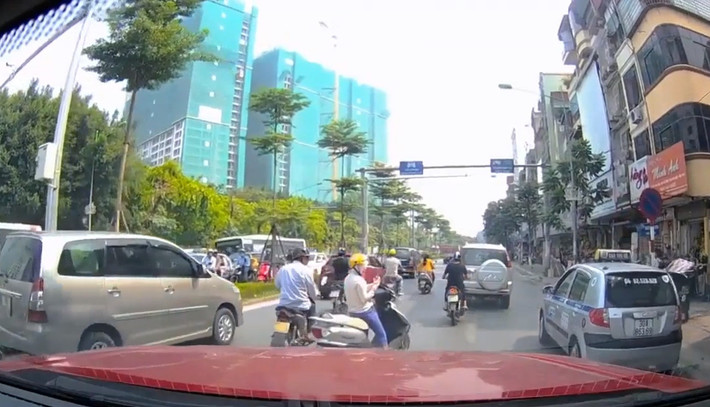 Một trường hợp phổ biến thường gặp khi tham gia giao thông là các lái xe đột ngột dừng xe giữa đường để nói chuyện điện thoại (Theo:VnExpress)