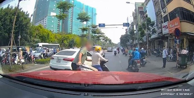 Hành động này của người phụ nữ đã bị nhiều người lên án, bởi nó gây nguy hiểm với không chỉ người lái xe này mà còn cả những người tham gia giao thông xung quanh 