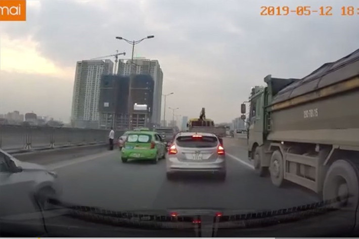 Đến khi lại gần người ta mới thấy nguyên nhân do 1 lái xe ô tô đã dừng xe cạnh giải phân cách thản nhiên "giải quyết nỗi buồn" (Theo:Dân Trí)