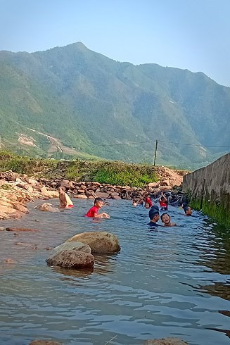 Đối với các em, thú vui duy nhất trong mùa hè là đi tắm suối hoặc lang thang lên rừng...