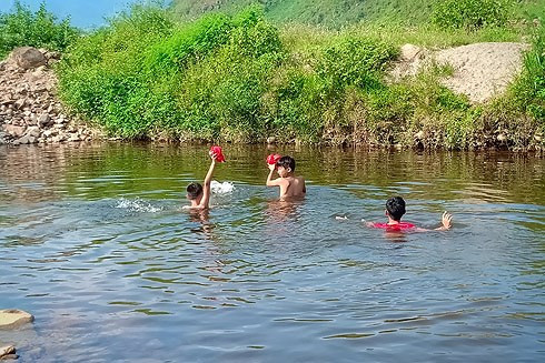 Không có điều kiện như những đứa trẻ miền xuôi nên lên nương, xuống suối dường như là điểm vui chơi của trẻ vùng cao trong mỗi dịp hè