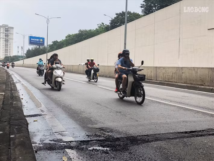 Nhiều người dân địa phương cho biết, dù đường hầm được vệ sinh thường xuyên nhưng đôi khi vẫn có nhiều cát sỏi, dễ gây tai nạn.