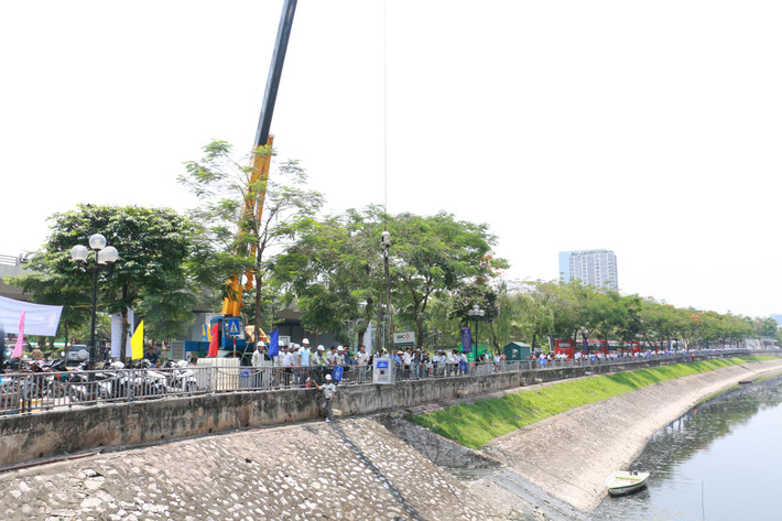 Sự khuếch tán của các bọt khí micro/nano trong nước làm tăng hàm lượng oxi hòa tan trong khu vực nước xử lý, bao gồm cả vùng nước ngầm. Kết quả là các vi sinh vật hiếu khí sẽ được kích hoạt và các quá trình chuyển hóa tự nhiên sẽ được nuôi dưỡng, chuỗi dinh dưỡng cuối được cải thiện. Việc lấy lại chuỗi dinh dưỡng sẽ cải thiện chất lượng nước của ao hồ, song biển trong thời gian ngắn.