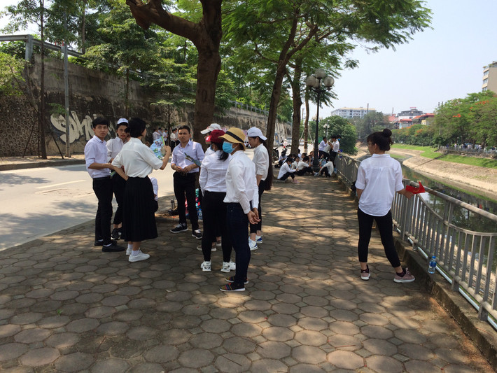 Ngoài việc đặt máy ở dòng sông, mọi người nhặt rác quanh hai bên đường.