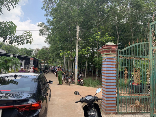 Ngày 17/5, lực lượng điều tra đã mở rộng phạm vi khám nghiệm ra khu rừng cao su ở gần ngôi nhà xảy ra án mạng và thu được một số chứng cứ quan trọng.