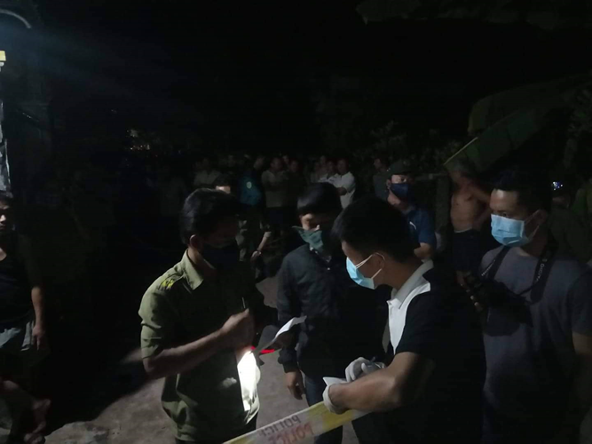 Nhận được thông tin, công an lập tức có mặt tại hiện trường. Vụ việc thu hút rất nhiều người dân hiếu kỳ đến xem.