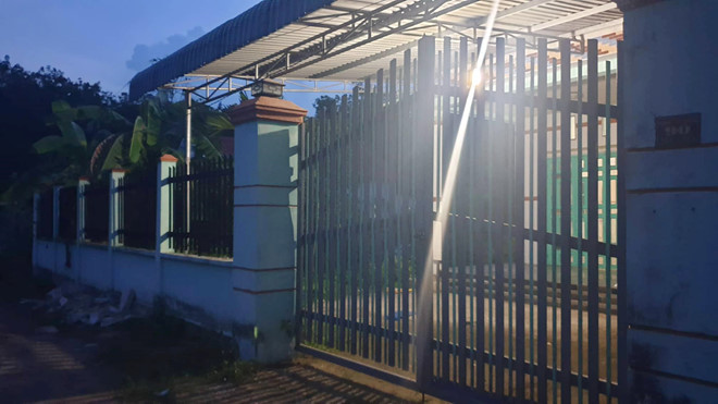 Người dân địa phương cho biết, khoảng tháng 10/2018 có 3 người gồm 2 nữ và 1 nam đến thuê nhà. Vài ngày sau đó, những người này dùng bạt phủ kín xung quanh hàng rào của ngôi nhà. Ông Vương, người cho nhóm này thuê nhà cho biết: đã có một phụ nữ tên Thanh thuê nhà. Cứ 3 tháng người này đến nhà của ông Vương để trả tiền thuê nhà.