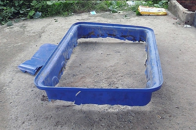 Trong ngày 17/5, khi phá thùng nhựa đổ đầy bê tông và kiểm tra tử thi, điều tra viên phát hiện ở vùng cổ nạn nhân có một sợi dây dù to bằng ngón tay út, dài gần một mét. Nạn nhân này có thể đã bị siết cổ.