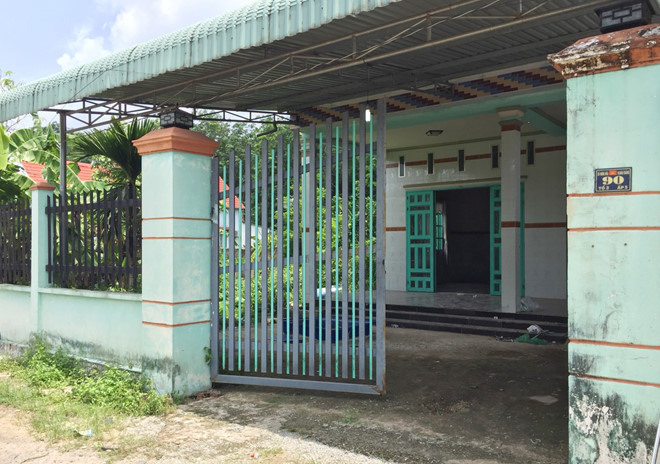 Căn nhà nơi phát hiện thi thể trong khối bê tông nằm ở địa chỉ số 90 ở ấp 5 (xã Hưng Hòa, huyện Bàu Bàng, tỉnh Bình Dương) do ông Nguyễn Minh Vương (thường trú tại ấp 2, xã Hội Nghĩa, thị xã Tân Uyên) sở hữu. Sau đó, ngôi nhà được ông Vương bán lại cho ông Huân mua lại với giá 1,6 tỷ đồng. Khi chủ mới đến nhận nhà thì phát hiện sự việc.