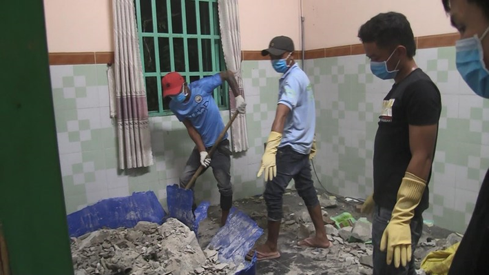 Khi tiến hành dỡ bỏ để vận chuyển ra ngoài, chủ nhà phát hiện một thi thể vùi trong khối bê tông, bốc mùi hôi thối.
