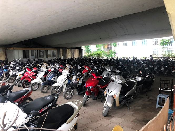 Mặc dù văn bản của Bộ GTVT đã gửi UBND thành phố được hơn một tháng, tuy nhiên hiện nay việc trông giữ xe dưới bốn vị trí gầm cầu vượt gồm: Ngã Tư Vọng, Vành đai 3, Vĩnh Tuy, Chương Dương vẫn diễn ra nhộn nhịp. Ảnh chụp ngày 6/5.