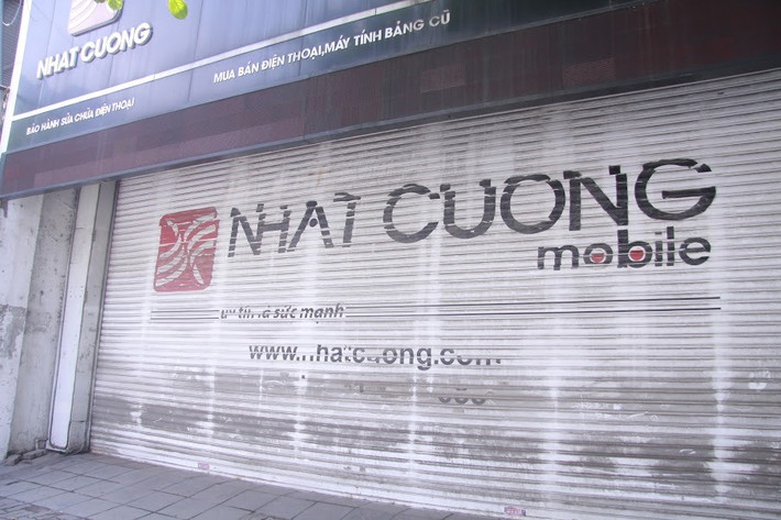 Trong khi cửa hàng Nhật Cường Mobile ở phố Bạch Mai (quận Hai Bà Trưng) cửa đóng then cài.