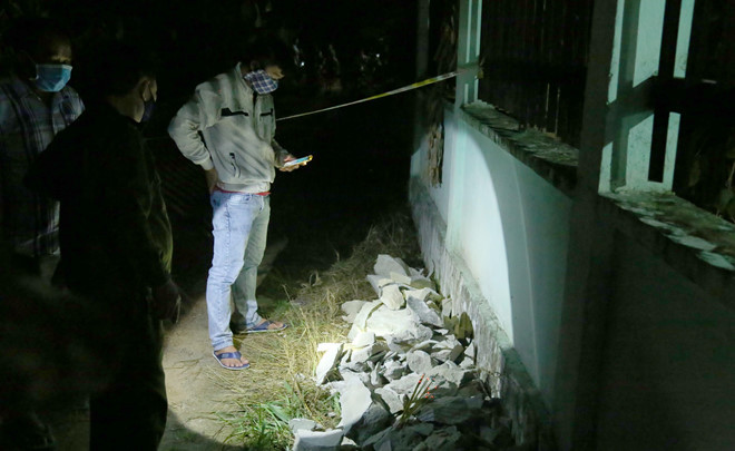 Kết quả khám nghiệm hiện trường, tử thi cho thấy, đây là một vụ án mạng, các tử thi có đặc điểm nhận dạng như sau: Tử thi thứ nhất: giới tính nam, cao khoảng 1,7m, răng hàm trên thiếu 3 chiếc răng số 2, 4, 5, tóc ngắn sát da đầu; khoảng 30-35 tuổi. Tử thi thứ hai: giới tính nam, cao khoảng 1,61m, tóc ngắn, độ tuổi khoảng 35 tuổi, bên trong mặc áo màu thun màu trắng, bên ngoài mặc áo khoác đen có mũ, quần dài thể dục màu xanh đen.