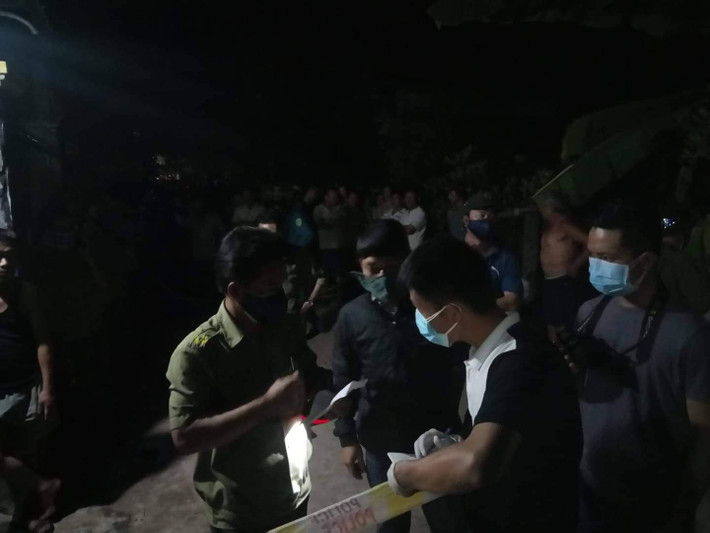 Ngày 15/5, ông Huân đến dọn dẹp nhà mới thì phát hiện trong chiếc thùng nhựa nuôi cá màu xanh loại 1000 lít, được đổ đầy bê tông lên trên. Khi tiến hành dỡ bỏ để vận chuyển ra ngoài, người ta phát hiện một thi thể vùi trong khối bê tông. Nhận được thông tin, công an lập tức có mặt tại hiện trường.