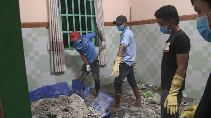 Đến 2h ngày 16/5, thi thể được đưa ra ngoài trong tình trạng đang phân hủy, bốc mùi hôi thối rất đáng sợ.