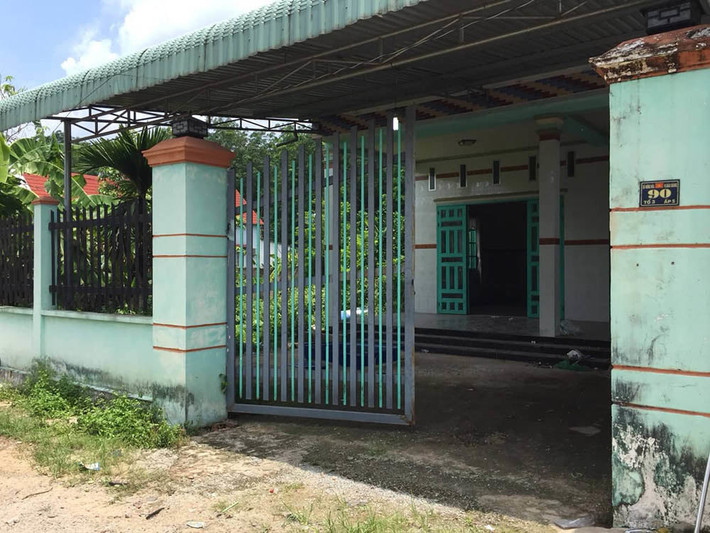 Người dân địa phương cho biết, khoảng tháng 10/2018 có 3 người gồm 2 nữ và 1 nam đến thuê nhà. Vài ngày sau đó, những người này dùng bạt phủ kín xung quanh hàng rào của ngôi nhà.