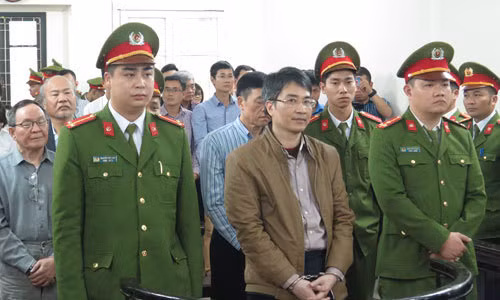 Ngày 7/7/2015, Đạt bị bắt ở Campuchia và dẫn giải về Việt Nam xét xử và nhận án tử hình về Tội tham ô tài sản. Ngày 9/5, lực lượng chức năng đã đồng loạt khám xét chuỗi cửa hàng Nhật Cường Mobile và thu giữ nhiều tang chứng.