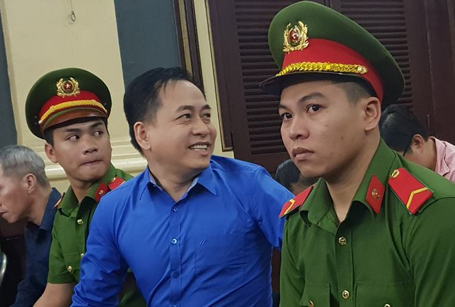 Đầu tháng 1/2018, Vũ "nhôm" đã bị trao trả về Việt Nam. Ngay sau đó, các phiên tòa đã được mở để xét xử Vũ "nhôm" cùng các đồng phạm. Trong ảnh: Phan Văn Anh Vũ tại phiên tòa xét xự vụ án gây thiệt hại 3.608 tỷ đồng tại Ngân hàng TMCP Đông Á.
