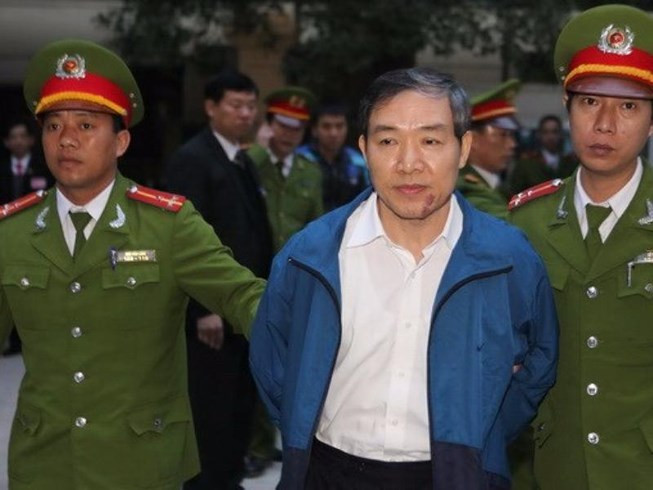  6. Dương Chí Dũng (SN 1957) - nguyên Chủ tịch HĐQT Vinalines, nguyên Cục trưởng Cục Hàng hải bị khởi tố vào tháng 5/2012 về tội Cố ý làm trái các quy định của Nhà nước về quản lý kinh tế gây hậu quả nghiêm trọng tại Vinashin, liên quan đến việc mua ụ nổi 83M của Vinalines.