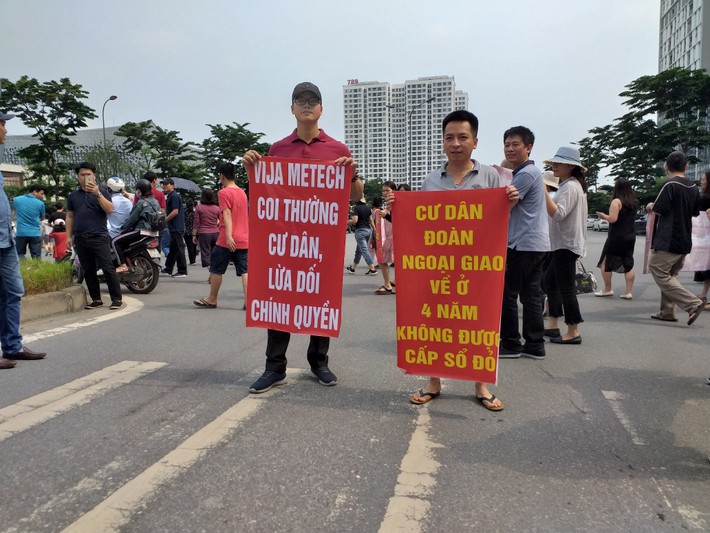 Một cư dân căng băng rôn bày tỏ bức xúc về vấn đề sổ đỏ.