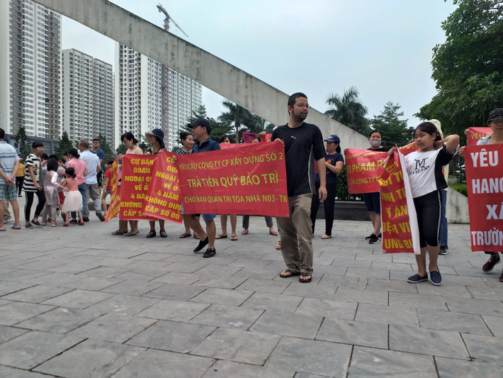 Theo ghi nhận của PV Kiến Thức, từ khoảng 8h sáng, người dân đã tập trung trước cổng công viên trong khu đô thị, trên tay cầm băng rôn, biểu ngữ ghi rõ những sai phạm của Hancorp.