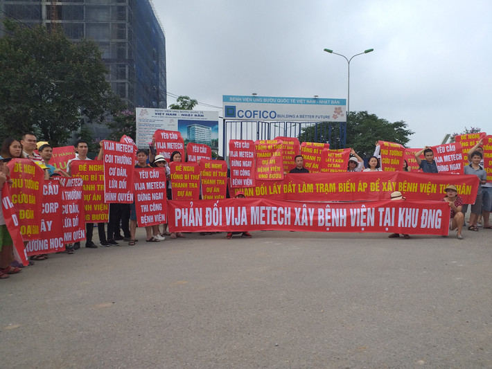 Hầu như tất cả các vấn đề bức xúc từ trước đến nay tại khu đô thị Ngoại Giao Đoàn đã được cư dân viết lên băng rôn.