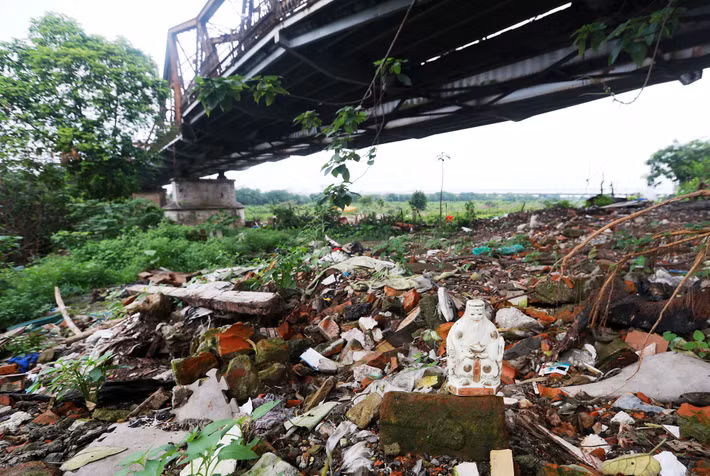 Cạnh đó là gầm cầu Long Biên, nơi những bãi phế liệu khổng lồ đang ngự trị.