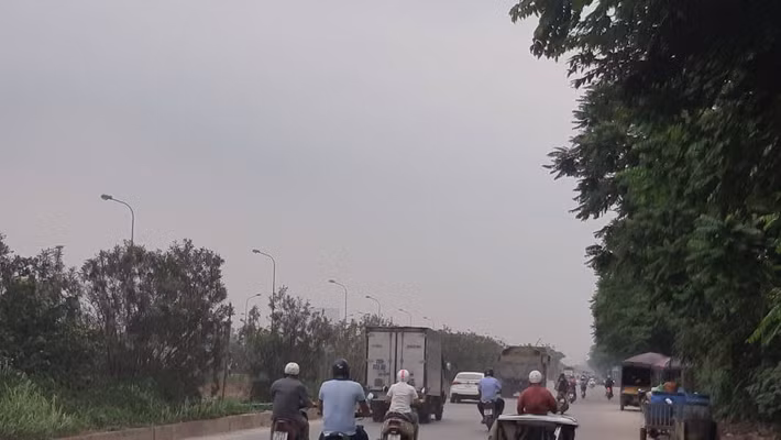 Ông Trần Nhật Quang, Chánh Thanh tra Sở GTVT Hà Nội cho biết, sẽ phối hợp với địa phương lập tổ tuần tra, kiểm soát để khắc phục những bất cập trên tuyến đường trên, đặc biệt tình trạng bán hàng dưới lòng đường gây mất ATGT - Trong ảnh: Xe tải thường xuyên gây rơi vãi vật liệu ra đường gom đại lộ Thăng Long.