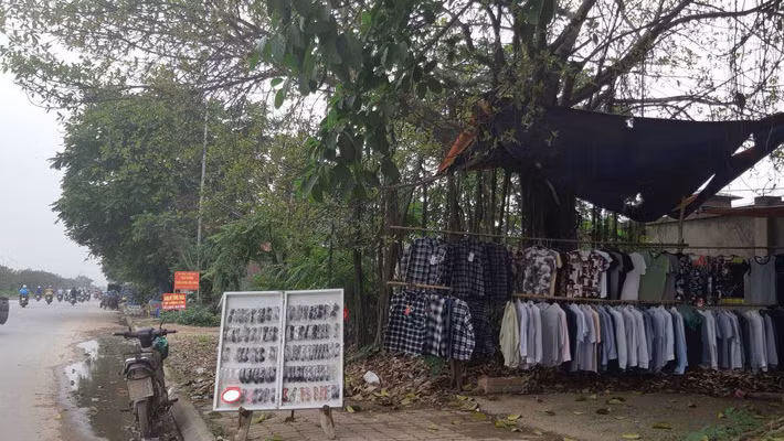 Người bán hàng còn dựng bạt để bán quần áo gây mấy mỹ quan.