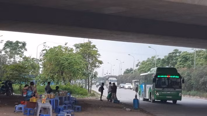 Các quán nước cũng được bày bán la liệt trên đường. Đây là điểm dừng chân để chờ nhà xe từ bến Yên Nghĩa.