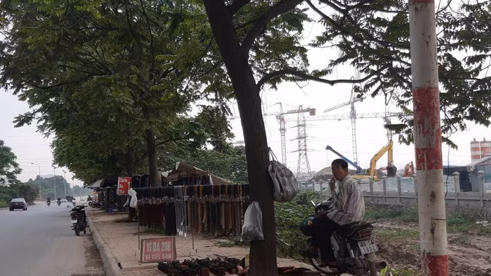 Những người bán hàng rong chiếm hết vỉa hè dọc đường gom để bày bán hàng