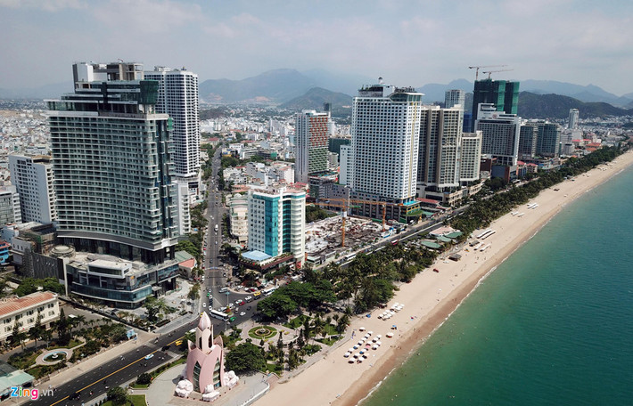 Bên cạnh sở hữu bãi biển đẹp, TP Nha Trang còn có tuyến đường Trần Phú rất sầm uất. Con đường này được xem là xương sống của cả Nha Trang.