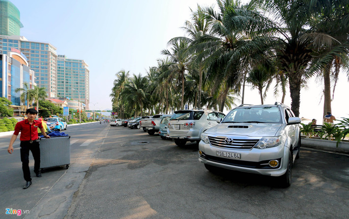 Một số khu vực khác được mở rộng, kẻ vạch để ôtô đậu.