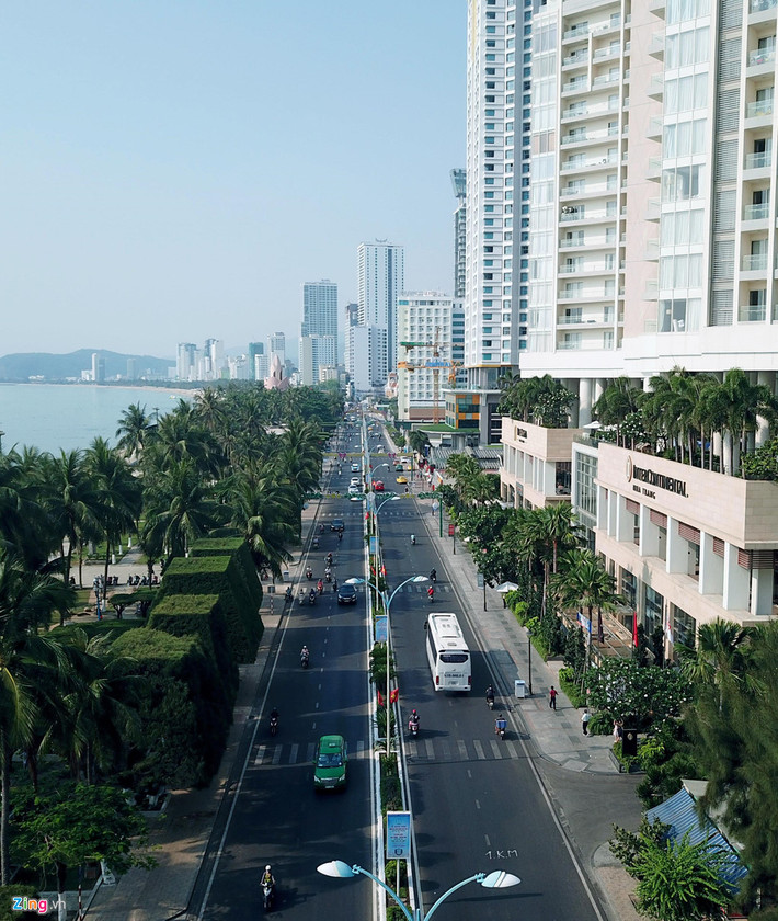 Do quy hoạch của chính quyền địa phương còn nhiều bất cập nên dọc tuyến đường này có rất nhiều tòa nhà cao tầng. Điều này dẫn đến bên trong nội thành bị "bịt kín", thiếu sự thoáng mát ở nơi phố biển.