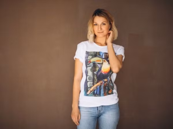  Mặc quần áo chất liệu cotton Chọn chất liệu vải của quần áo giữ cho làn da thoáng mát là điều rất quan trọng trong mùa nắng nóng. Quần áo chất liệu tổng hợp không để cho da được thử hay giúp thấm mồ hôi. Mặc quần áo chất liệu cotton sáng màu và độ ôm vừa phải để vùng da dưới nách không bị ra mồ hôi.