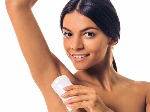  Sử dụng sản phẩm ngăn tiết mồ hôi Các chất khử mùi ngăn tiết mồ hôi và mùi khó chịu. Đó là nhờ chất chống tiết mồ hôi giúp khóa tuyến mồ hôi dưới cánh ta và ngăn ngừa ra mồ hôi và ngăn mùi khó chịu. Nếu sản phẩm ngăn tiết mồ hôi bạn dùng không hiệu quả thì hãy thử loại có công thức mạnh hơn.