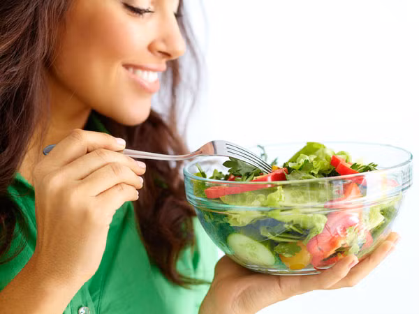  Kiểm soát chế độ ăn Chế độ ăn cũng có thể khiến cơ thể tiết mồ hôi nhiều hơn. Bạn sẽ cảm thấy nóng và ra mồ hôi nhiều hơn khi ăn một số thực phẩm. Do đó, bạn cần tránh ăn những thực phẩm có thể gây tiết mồ hôi nhiều. Các thực phẩm nóng và cay chứa lượng chất béo cao sẽ khiến cơ thể ra mồ hôi nhiều.