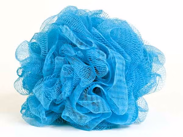 Sử dụng sơ mướp hoặc bông tắm là cách đơn giản nhất để tẩy tế bào chết cho da dưới cánh tay. Khi tắm, dùng sơ mướp hoặc khăn chà da vùng nách một vài phút. Bạn cũng có thể dùng kem tẩy tế chết chà da vùng nách trong 3-5 phút để mang lại kết quả tốt và nhanh chóng hơn.