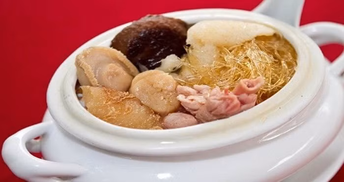 Không chỉ thơm ngon, cái tên “Phật nhảy tường” cũng khiến thực khách thích thú. Tích xưa kể lại thời nhà Đường (618-907), một tu sĩ nổi tiếng trên đường đến chùa Thiếu Lâm của tỉnh Phúc Kiến, ông ghé quán trọ ở Phúc Châu nghỉ chân. Ban đêm, gia đình bên cạnh chuẩn bị món ăn để hôm sau đãi khách khiến mùi thơm lan sang căn phòng nơi nhà sư ngủ. Không thể cưỡng lại sự cám dỗ, nhà sư quên đi lời thề ăn chay, vượt tường thưởng thức.