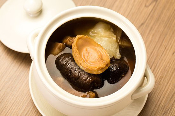 Món ăn độc đáo này cũng rất bổ dưỡng. Nhiều tài liệu cho thấy, “Phật nhảy tường” có tác dụng tăng trí nhớ, tăng thể lực, tăng cường hệ miễn dịch, chống lão hóa, chống viêm. Nó cũng được đồn là món ăn cường dương, giúp cánh mày râu mạnh mẽ hơn trong chuyện “chăn gối”.