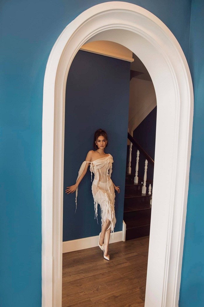 Bình luận trên trang cá nhân Ngọc Trinh, người hâm mộ không khỏi thích thú nhận xét: “Đúng là người đẹp mặc giẻ rách cũng xinh”.