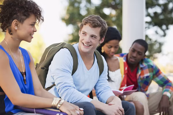 Cho dù bận ôn thi tới đâu, bạn cũng nên sắp xếp thời gian cho các mối quan hệ xã hội. Ảnh: vietnamdoc.