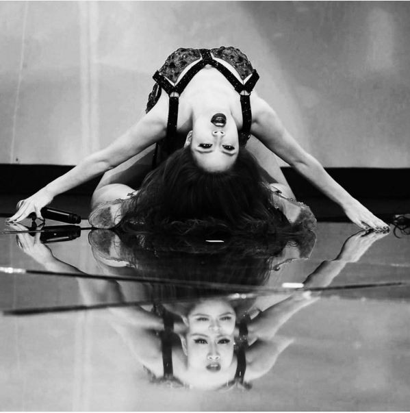 Hoàng Thùy Linh khoe khả năng uốn dẻo với động tác vũ đạo khó nhằn. Ảnh: tinmoi.