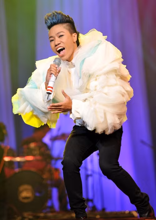 Nhìn Nguyễn Đình Thanh Tâm trông như một chú ngỗng với cái mào màu xanh vậy. Ảnh: zing.