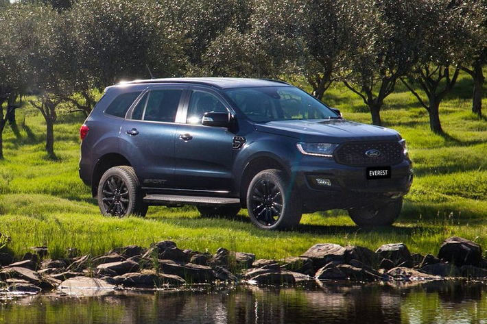 Bên cạnh đó, những đường chỉ khâu tương phản màu xanh cũng góp phần gia tăng sự trẻ trung và cuốn hút hơn cho người dùng.